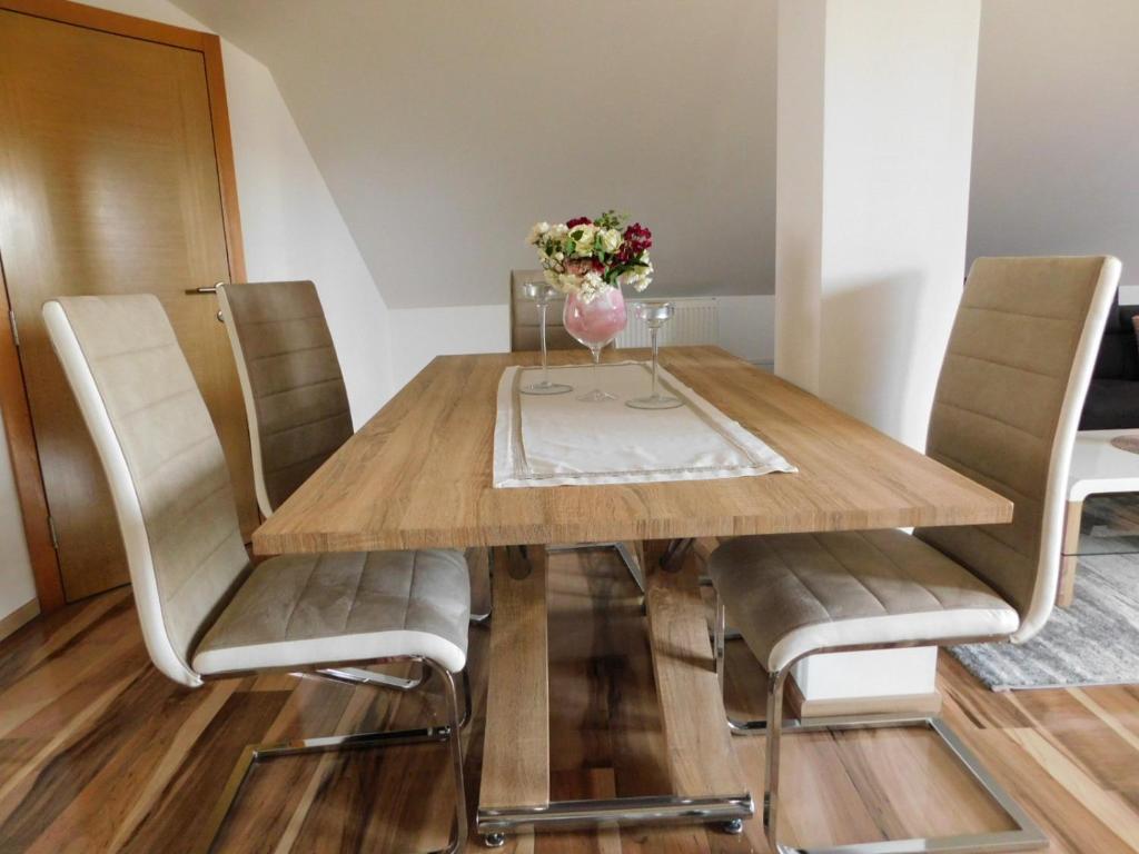 Apartman Lara u Otočcu — Kuhinja i blagovaonica