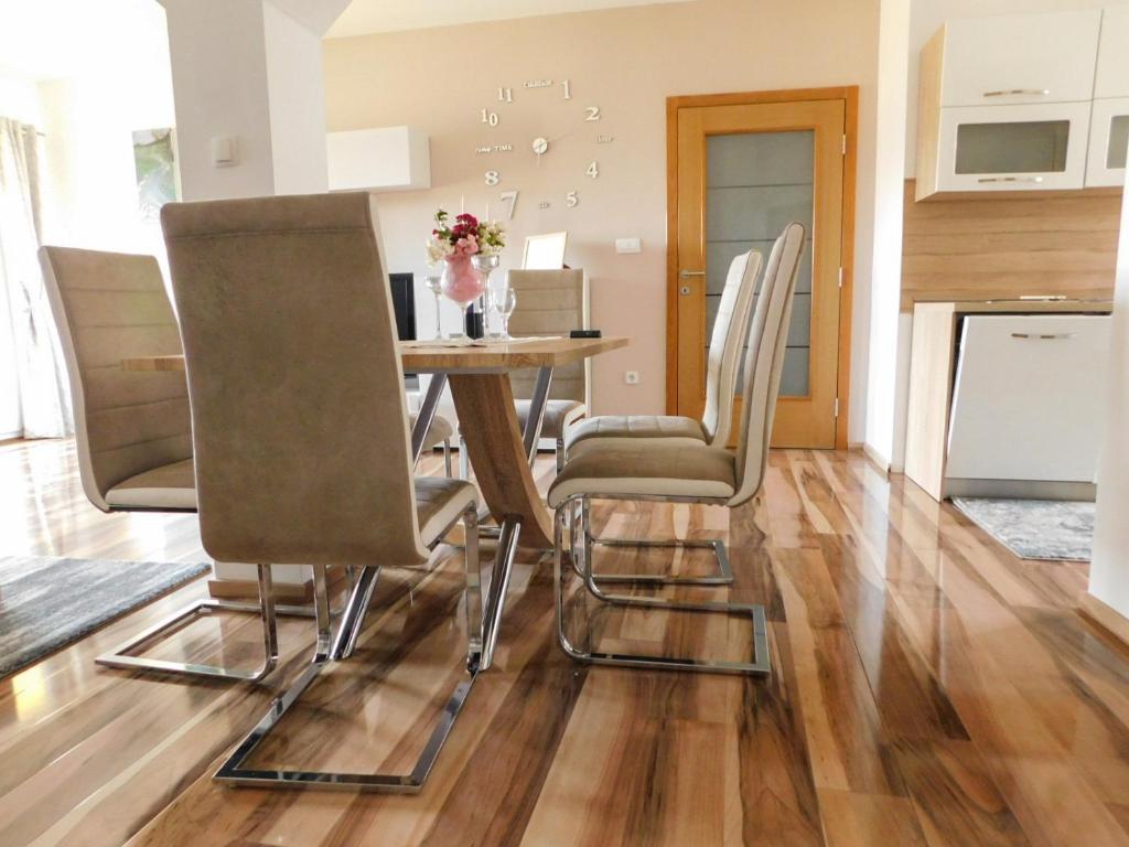 Apartman Lara u Otočcu — Kuhinja i blagovaonica